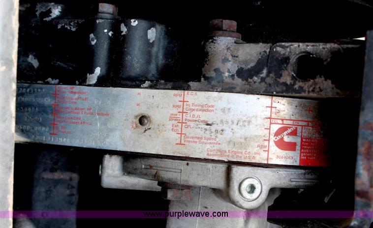 image for item J1244 2002 Peterbilt 385 semi truck