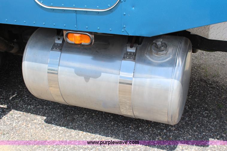 image for item J1244 2002 Peterbilt 385 semi truck