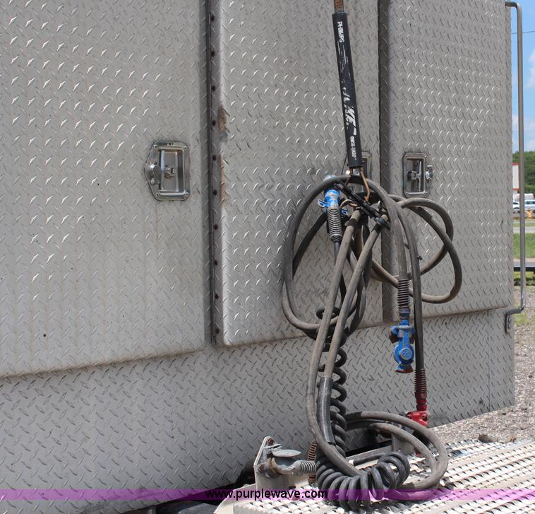 image for item J1244 2002 Peterbilt 385 semi truck