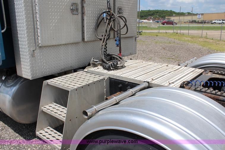 image for item J1244 2002 Peterbilt 385 semi truck