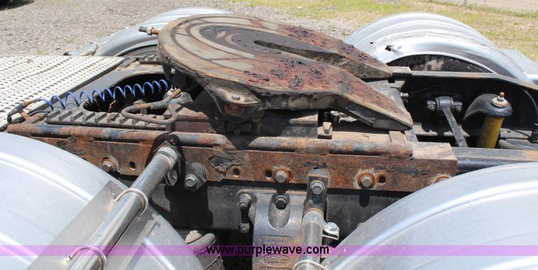 image for item J1244 2002 Peterbilt 385 semi truck