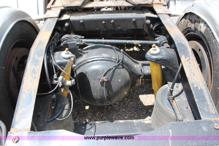 image for item J1244 2002 Peterbilt 385 semi truck