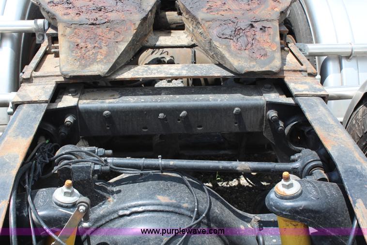 image for item J1244 2002 Peterbilt 385 semi truck