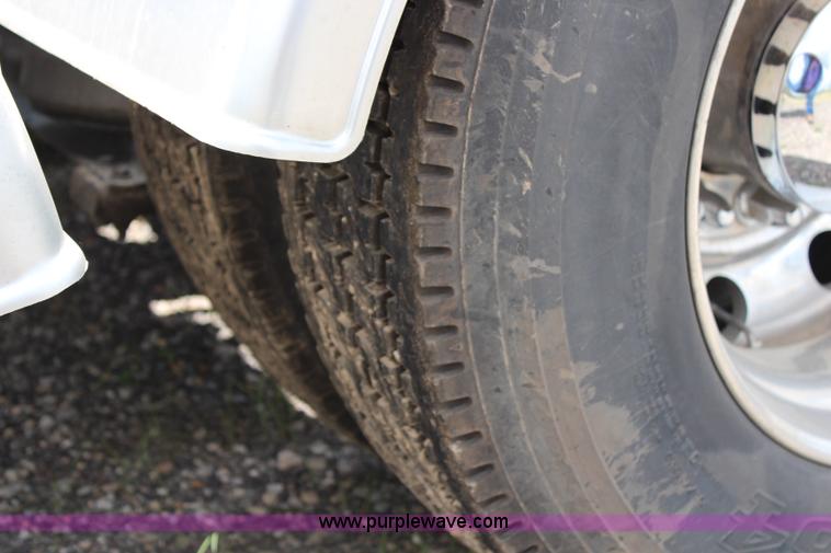 image for item J1244 2002 Peterbilt 385 semi truck