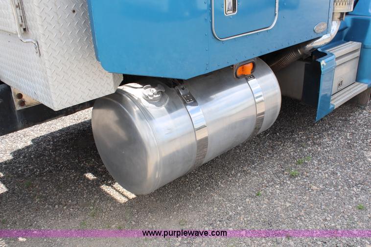 image for item J1244 2002 Peterbilt 385 semi truck