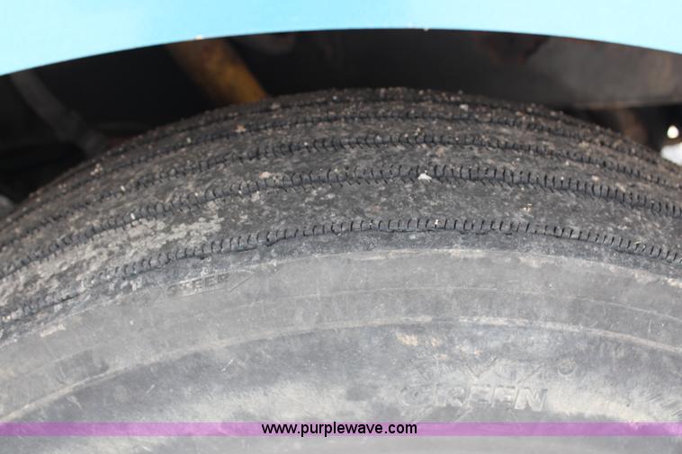 image for item J1244 2002 Peterbilt 385 semi truck