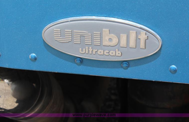 image for item J1244 2002 Peterbilt 385 semi truck