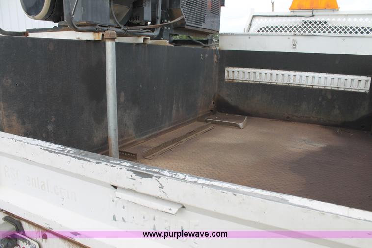 image for item C3901 2006 Ford F550 service truck with crane