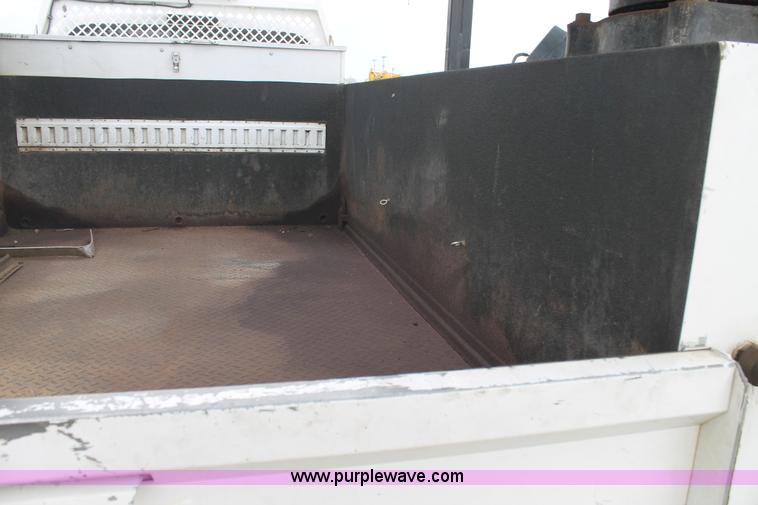 image for item C3901 2006 Ford F550 service truck with crane