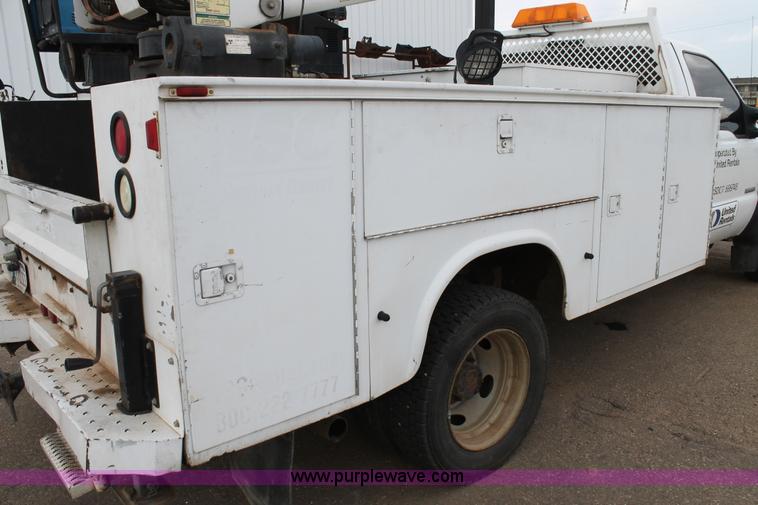 image for item C3901 2006 Ford F550 service truck with crane