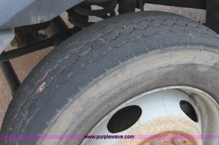 image for item C3901 2006 Ford F550 service truck with crane