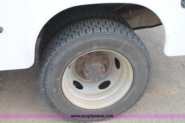 image for item C3901 2006 Ford F550 service truck with crane