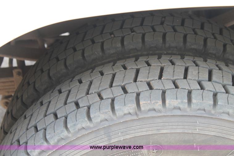 image for item C3901 2006 Ford F550 service truck with crane