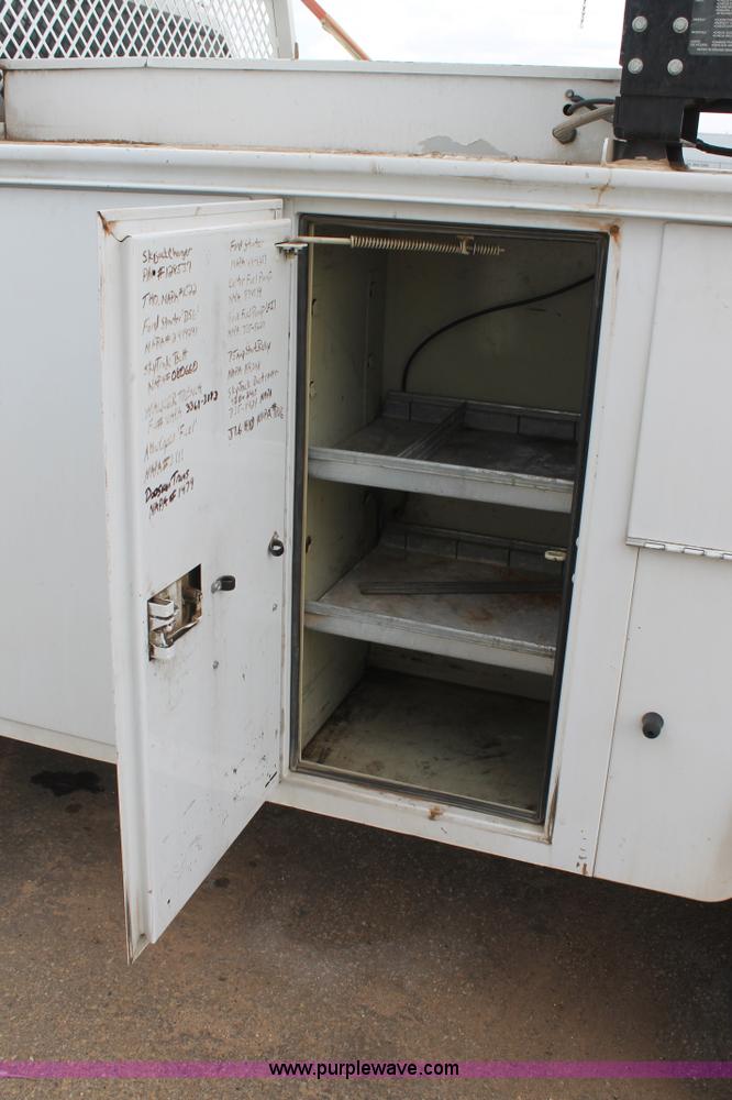 image for item C3901 2006 Ford F550 service truck with crane