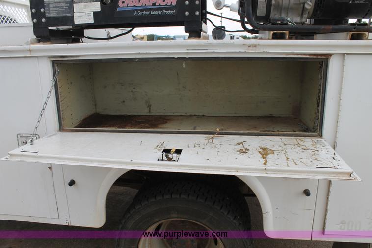 image for item C3901 2006 Ford F550 service truck with crane