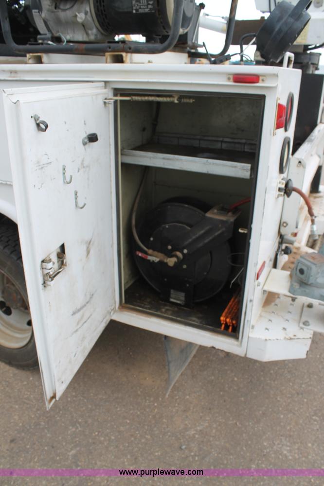 image for item C3901 2006 Ford F550 service truck with crane