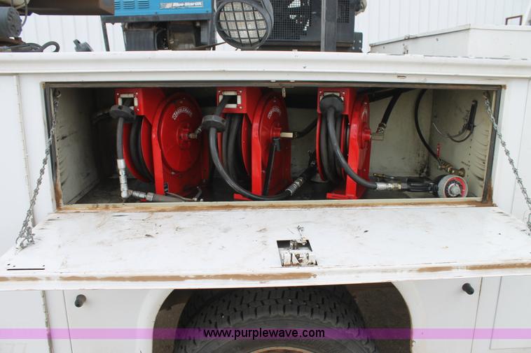 image for item C3901 2006 Ford F550 service truck with crane