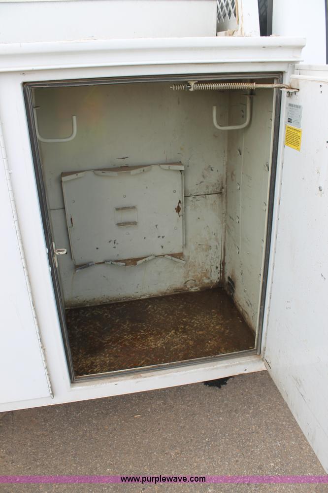 image for item C3901 2006 Ford F550 service truck with crane