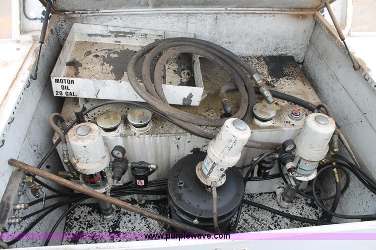 image for item C3901 2006 Ford F550 service truck with crane