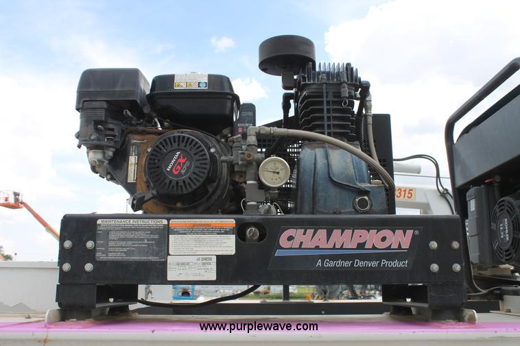 image for item C3901 2006 Ford F550 service truck with crane