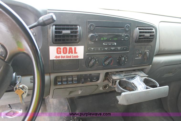 image for item C3901 2006 Ford F550 service truck with crane