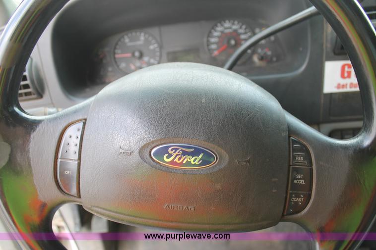 image for item C3901 2006 Ford F550 service truck with crane