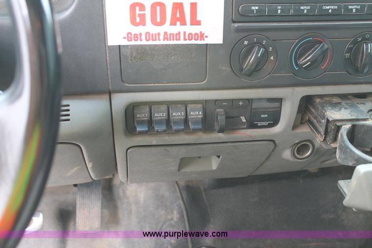 image for item C3901 2006 Ford F550 service truck with crane