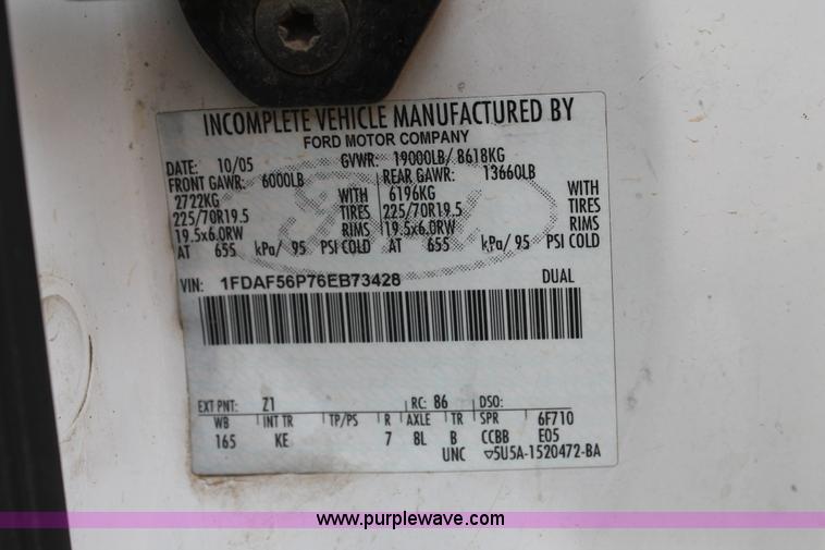 image for item C3901 2006 Ford F550 service truck with crane