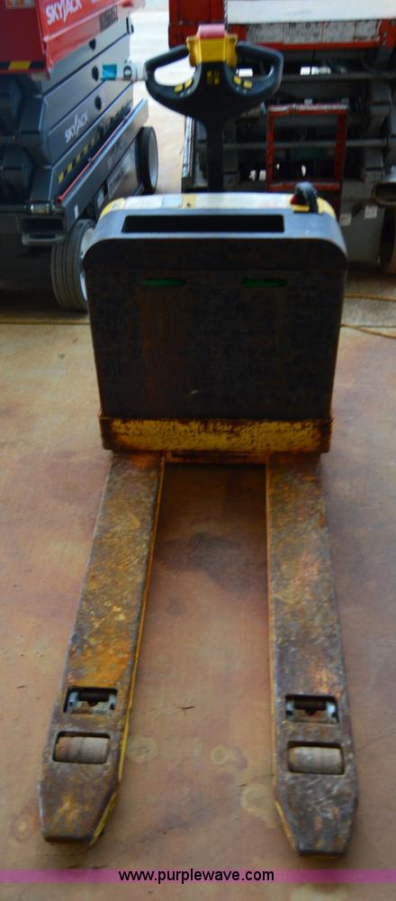 image for item H2929 2010 Hyster W40Z electric pallet jack