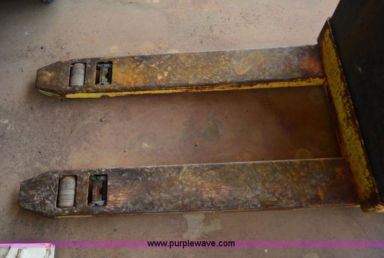 image for item H2929 2010 Hyster W40Z electric pallet jack