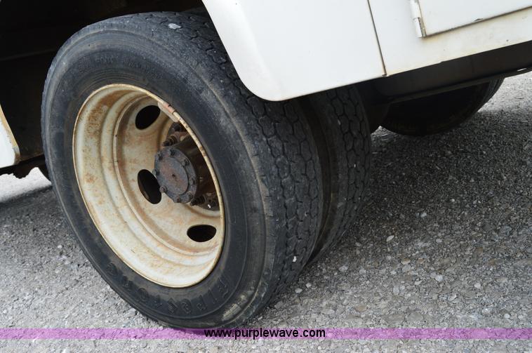 image for item H2930 2005 Ford F550 service truck
