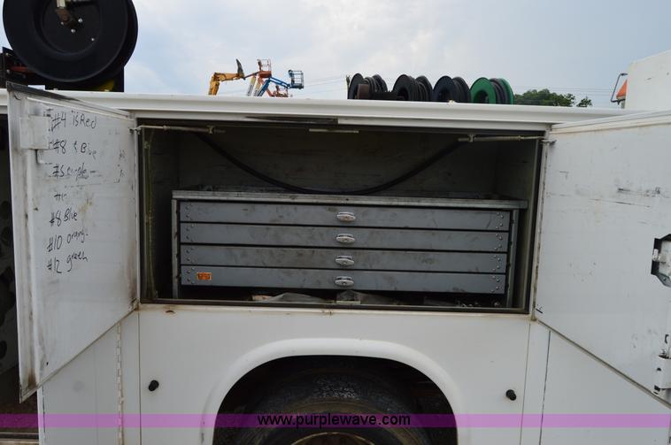 image for item H2930 2005 Ford F550 service truck