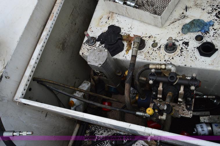 image for item H2930 2005 Ford F550 service truck