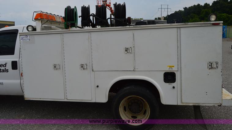 image for item H2930 2005 Ford F550 service truck