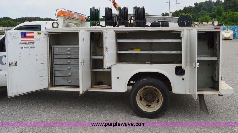 image for item H2930 2005 Ford F550 service truck