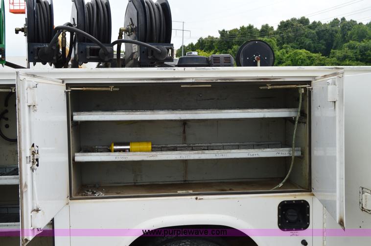 image for item H2930 2005 Ford F550 service truck