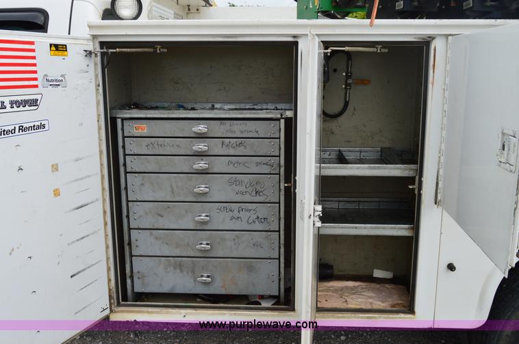 image for item H2930 2005 Ford F550 service truck