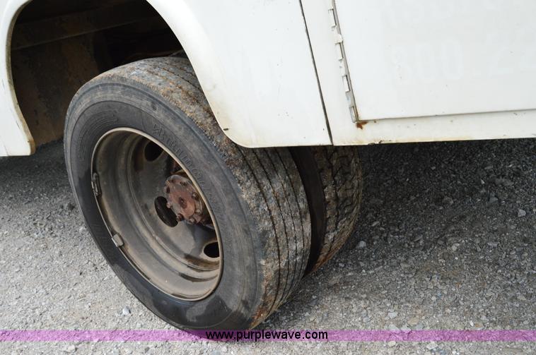 image for item H2931 2008 Ford F550 service truck with crane