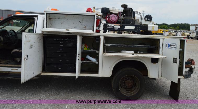 image for item H2931 2008 Ford F550 service truck with crane