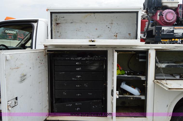 image for item H2931 2008 Ford F550 service truck with crane