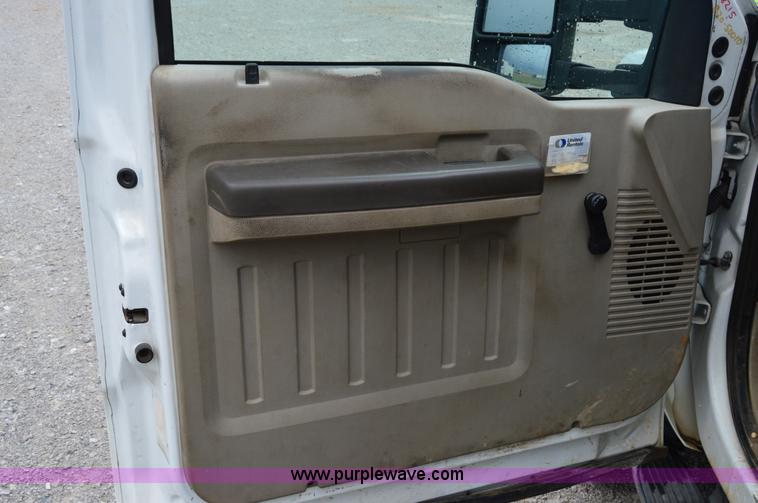 image for item H2931 2008 Ford F550 service truck with crane