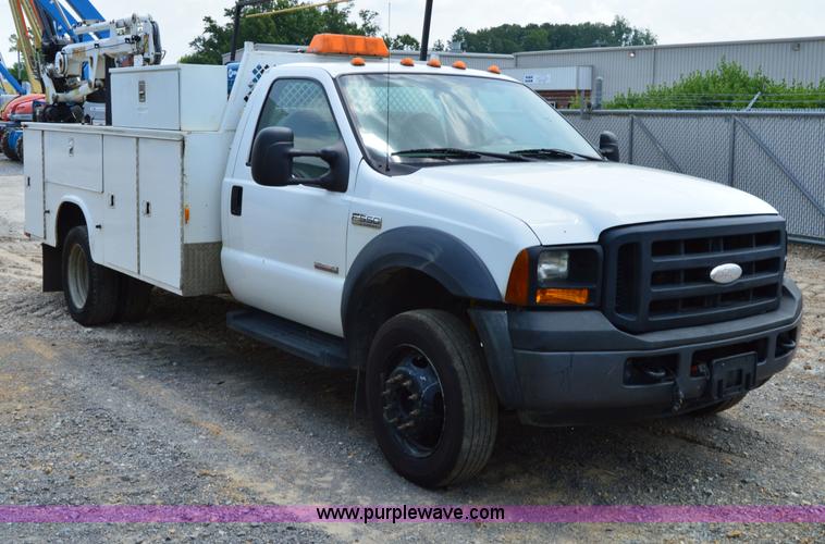 image for item H2932 2007 Ford F550 service truck with crane