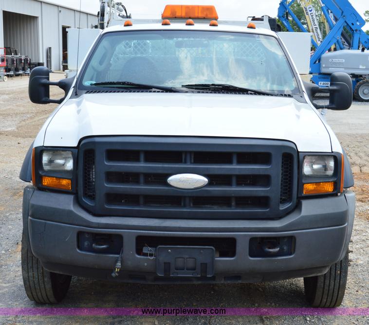 image for item H2932 2007 Ford F550 service truck with crane