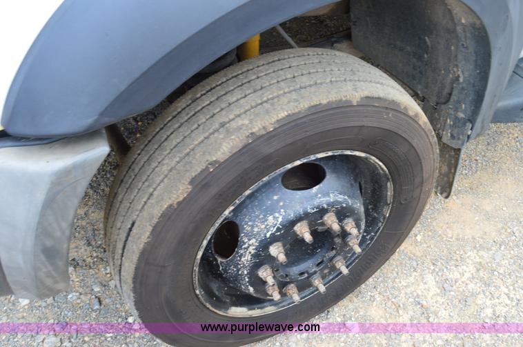 image for item H2932 2007 Ford F550 service truck with crane