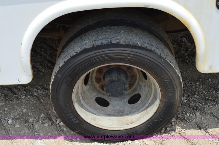 image for item H2932 2007 Ford F550 service truck with crane