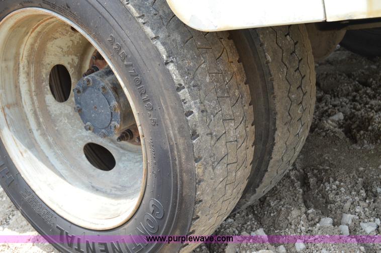 image for item H2932 2007 Ford F550 service truck with crane