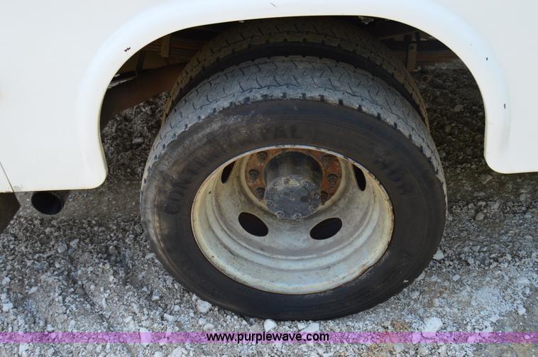 image for item H2932 2007 Ford F550 service truck with crane