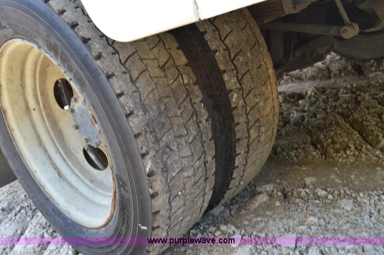 image for item H2932 2007 Ford F550 service truck with crane