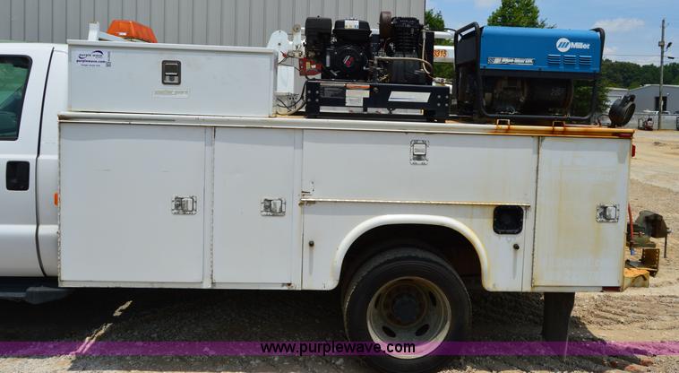 image for item H2932 2007 Ford F550 service truck with crane