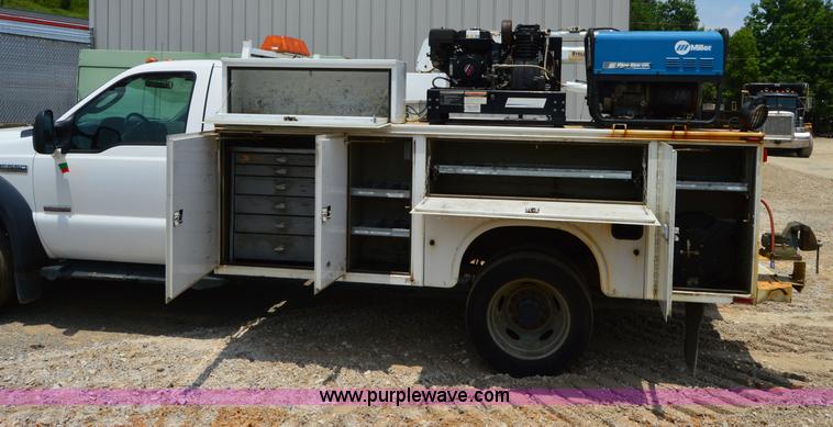 image for item H2932 2007 Ford F550 service truck with crane